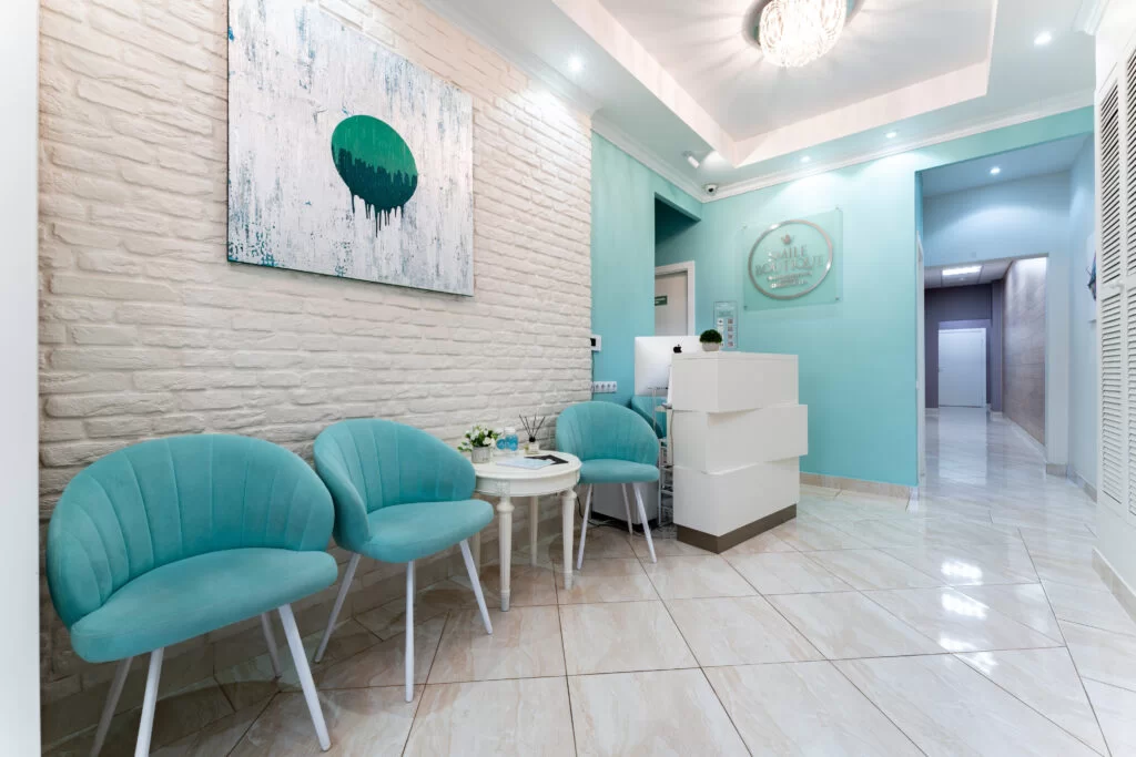 Интерьер стоматологии, светлый кабинет